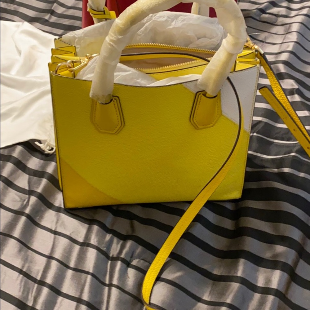 Michael kors yellow purse never worn